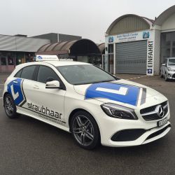 fahrschulfahrzeug scho  n in szene gesetzt mit geschnittenen logos und schriften