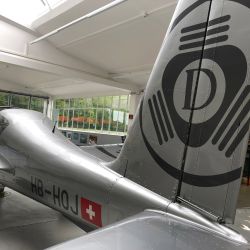 flugzeug mit geschnittenen logos und schriften foliert