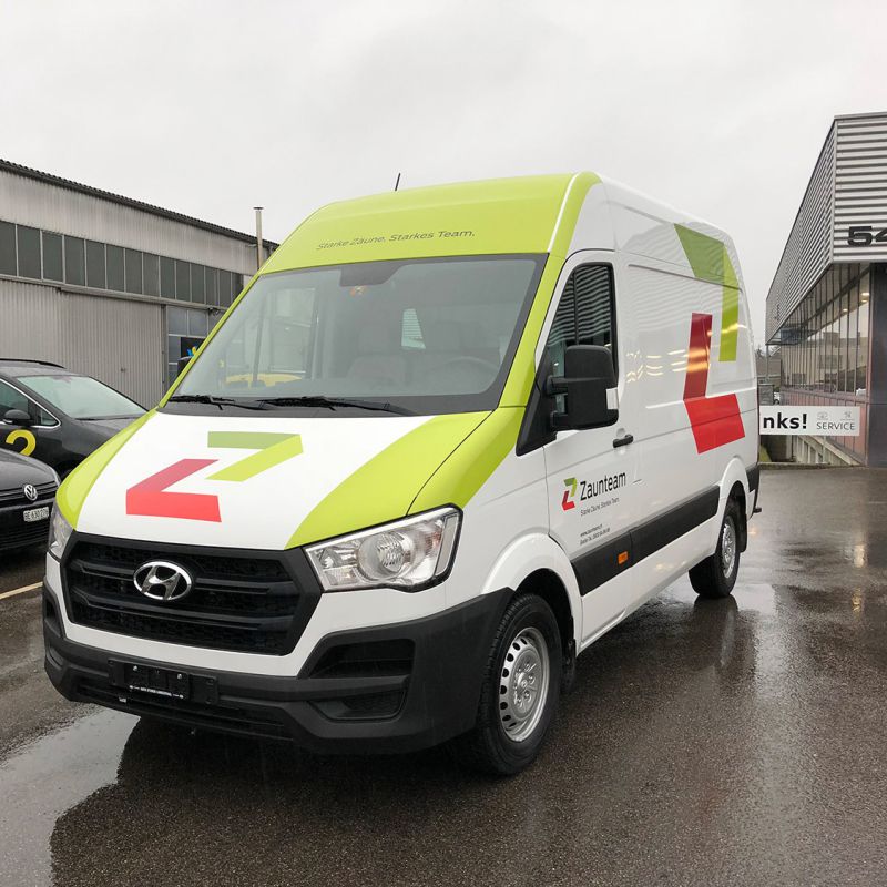 lieferwagen mit gru  nen akzenten foliert und grosse logos im digitaldruck verfahren erga  nzt lieferwagen mit gru  nen akzenten foliert und grosse logos im digitaldruck verfahren erga  nzt