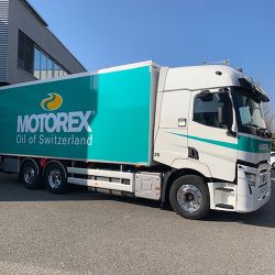 lkw aufbau komplett tu  rkis foliert und bei der kabine tu  rkise filets gesetzt