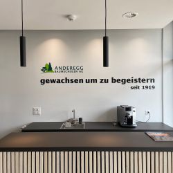 wandschiften mit gelaserten aluminiumbuchstaben